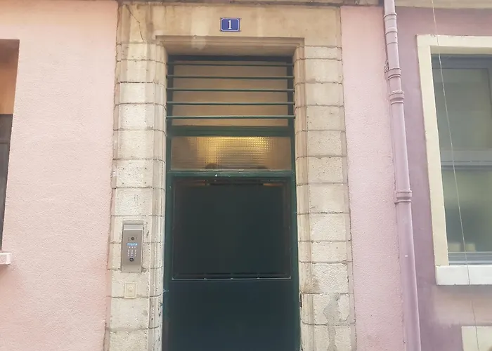 bnbgônes - LE SAINT VINCENT- HYPERCENTRE WIFI NETFLIX
